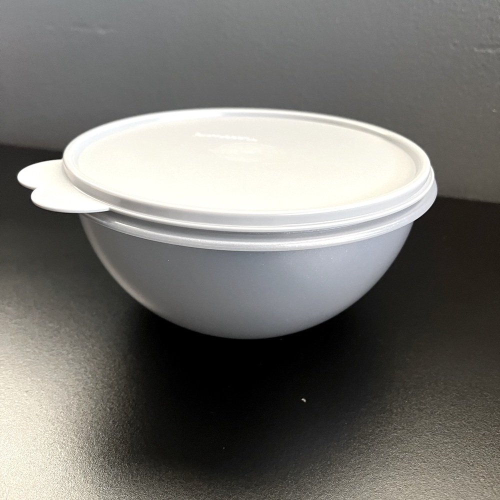 2 L Tupperware bowl. Tazon Tupperware 2 L